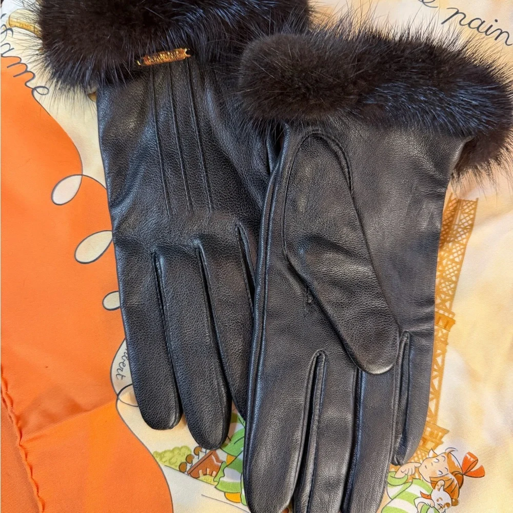 Elegant St. John Black Leather and cashmere lining  Gloves with mink Fur Trim